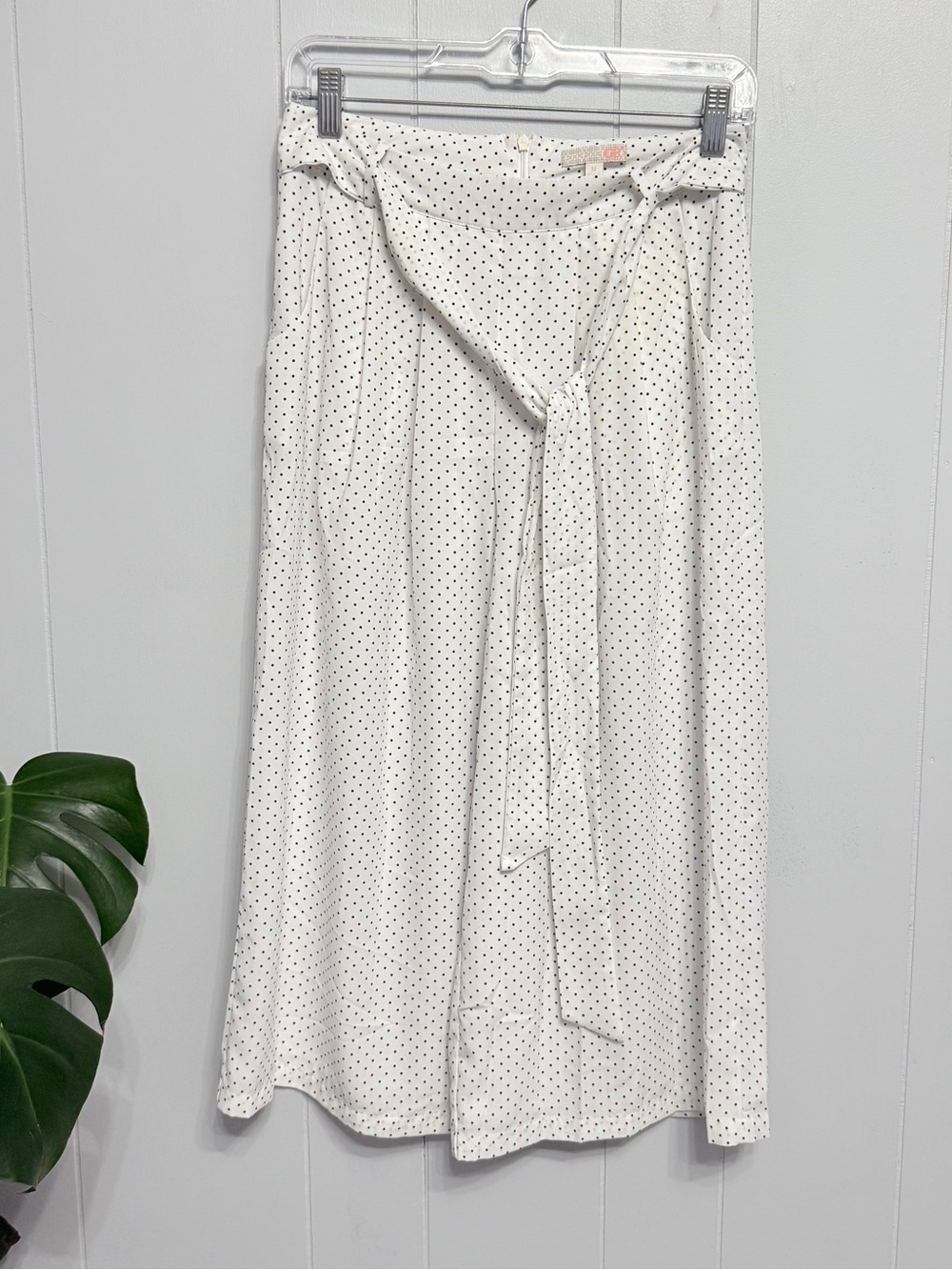 #5) Gianni Bini White Wide Leg Capri with Black Polka Dots and Waist Tie - Picture 2 of 8